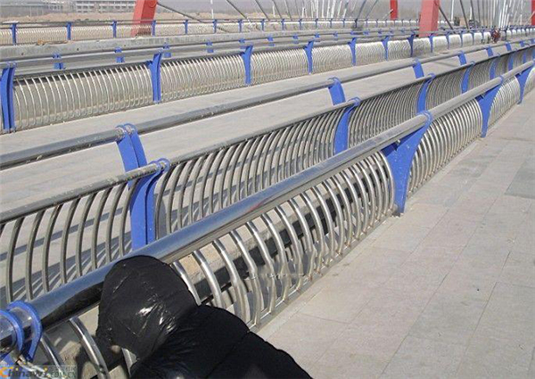 杭州不锈钢复合管护栏一种安全而耐用的防护解决方案