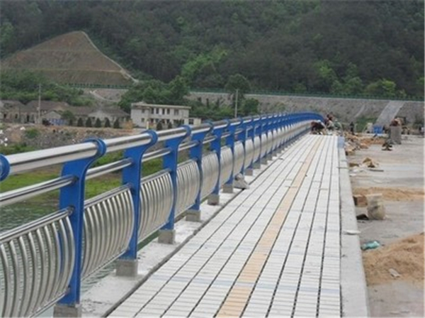 杭州不锈钢桥梁护栏的特性及其在现代建筑中的应用